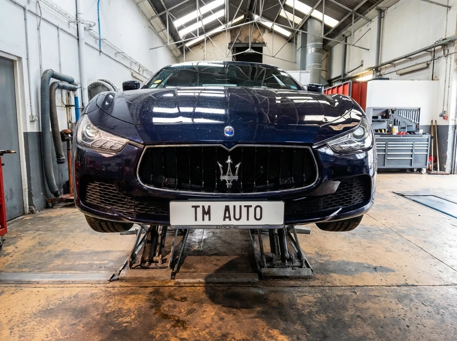 Garage automobile intérieur avec sol carrelé clair