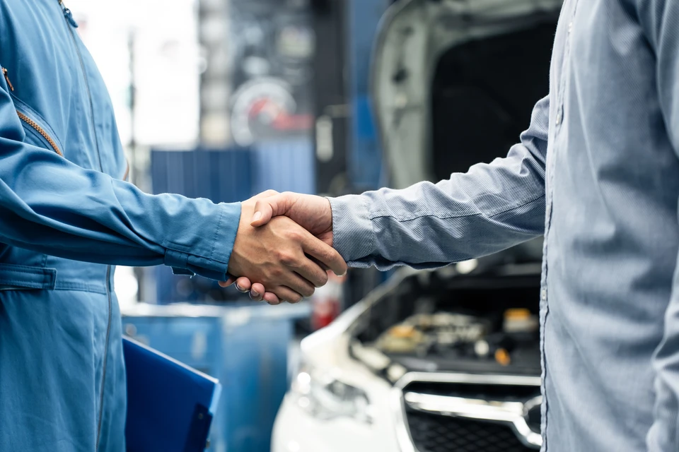 Femme, mécanicien et signer un devis dans l'atelier de réparation automobile, facture et service de la facture d'entretien de voiture