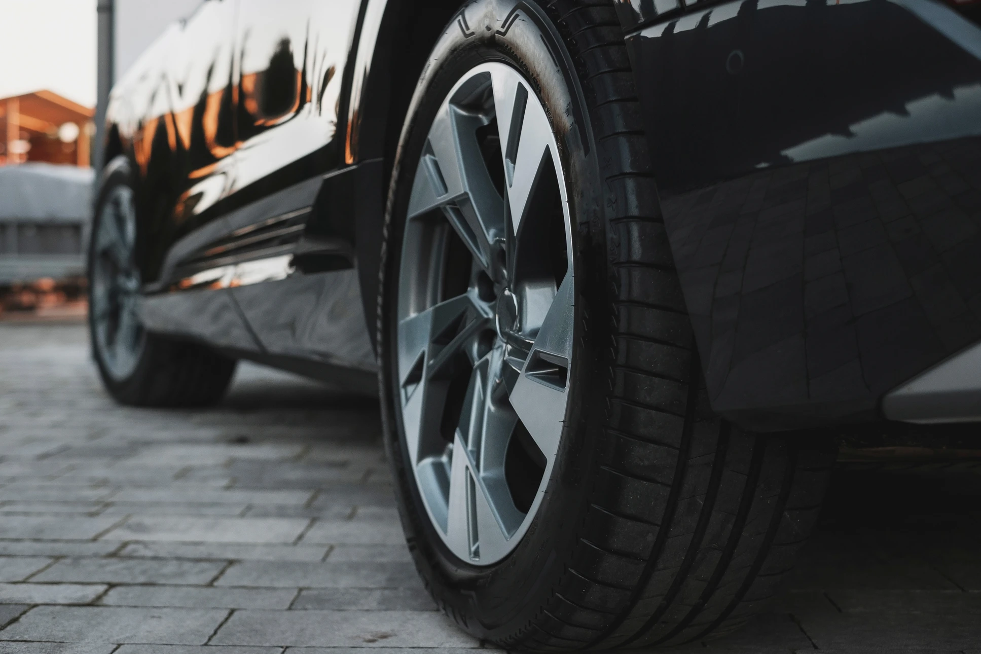 Atelier de maintenance automobile avec technicien utilisant une tablette tactile pour diagnostic par réalité augmentée